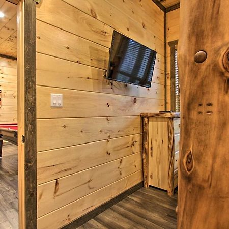 Luxe Cabin With Home Theater Less Than 2 Miles To Gatlinburg Bagian luar foto