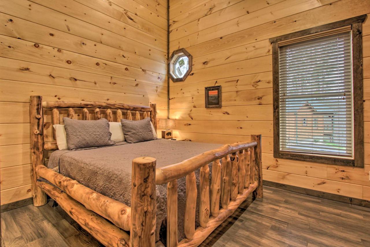 Luxe Cabin With Home Theater Less Than 2 Miles To Gatlinburg Bagian luar foto