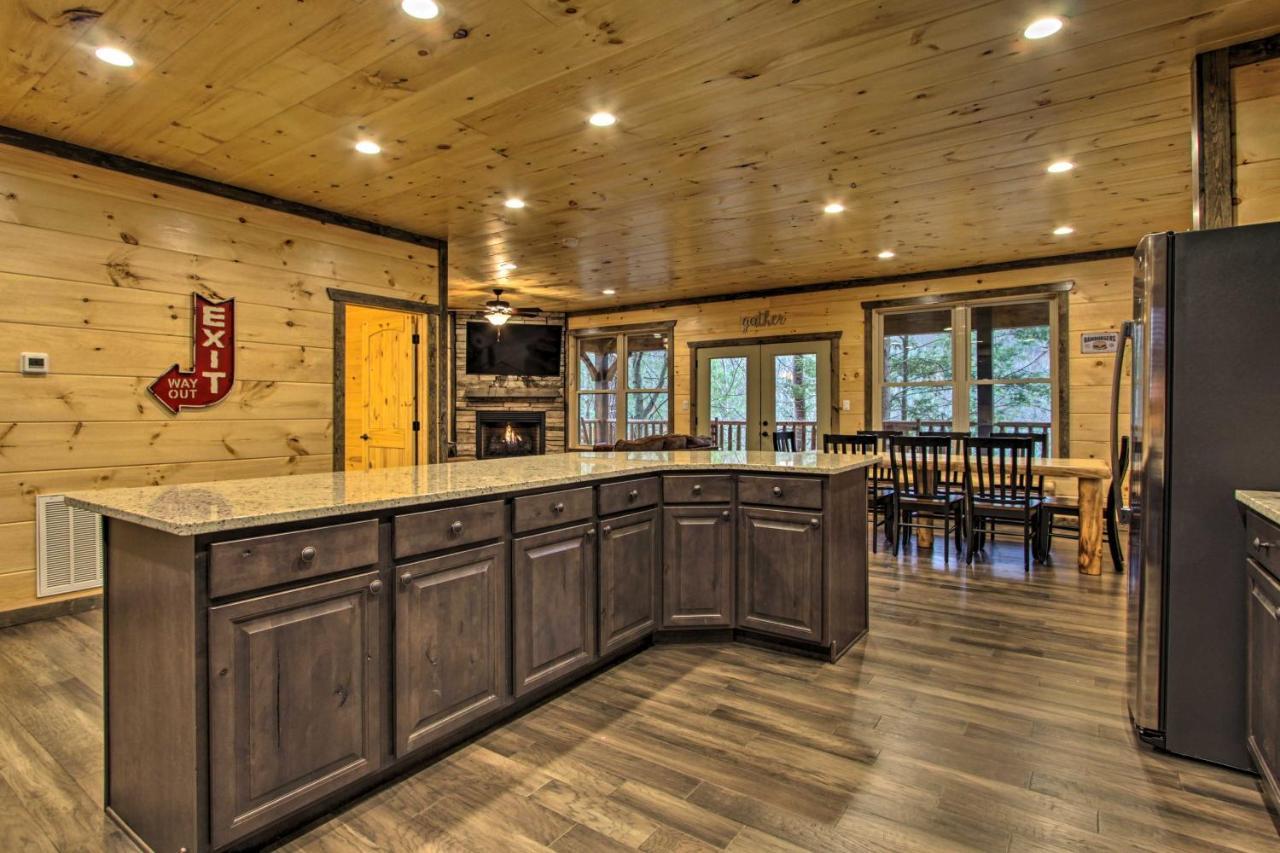 Luxe Cabin With Home Theater Less Than 2 Miles To Gatlinburg Bagian luar foto