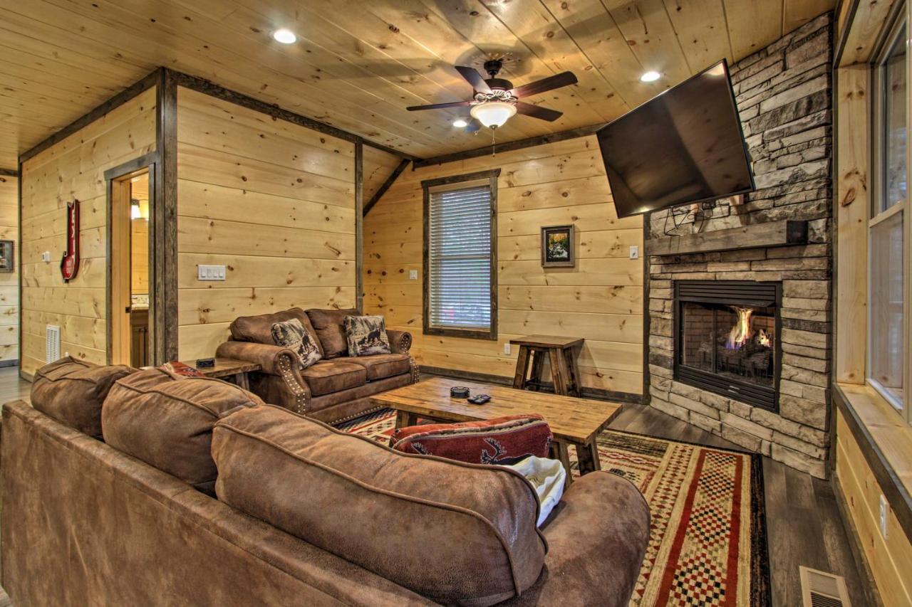 Luxe Cabin With Home Theater Less Than 2 Miles To Gatlinburg Bagian luar foto