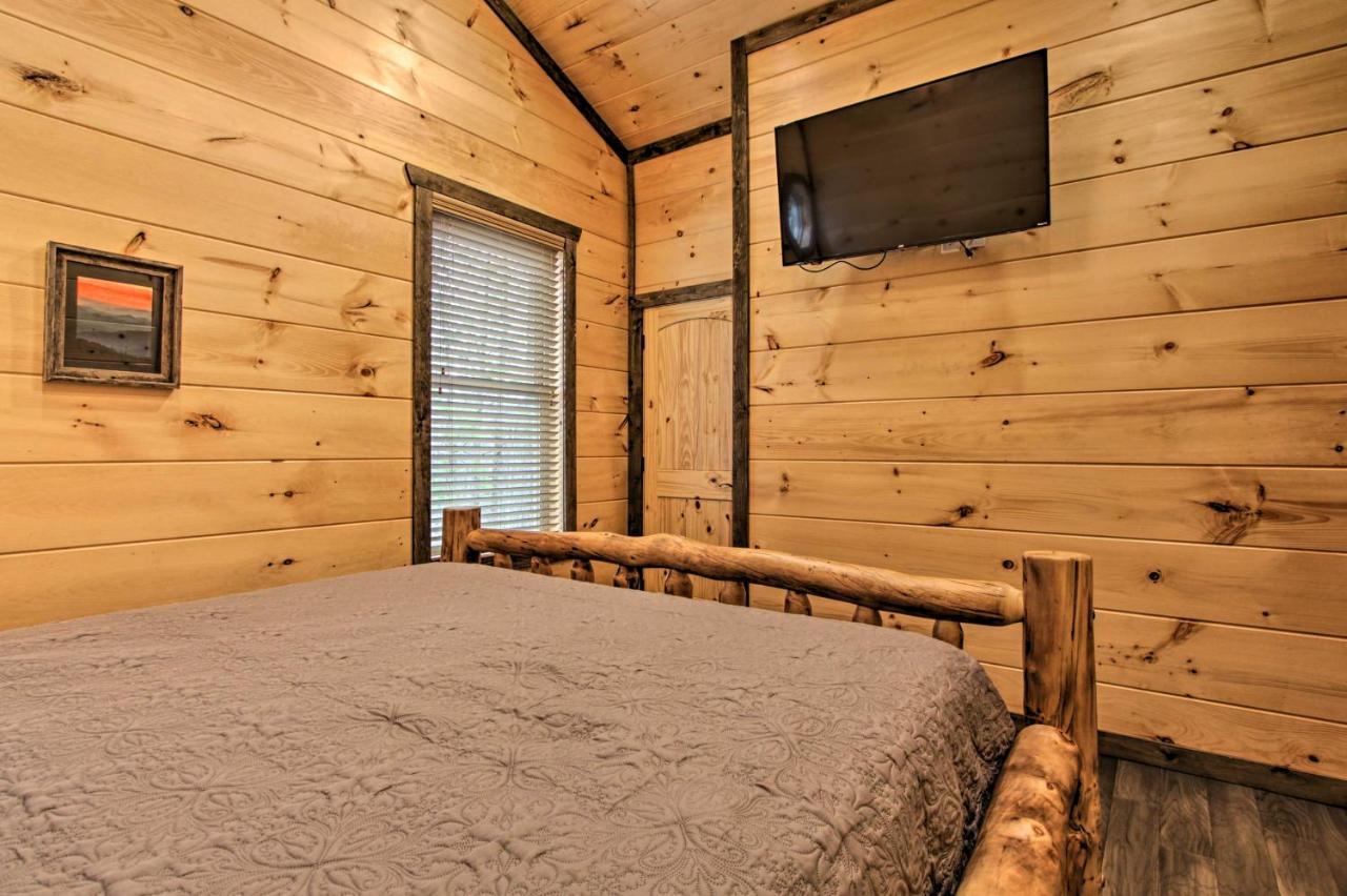 Luxe Cabin With Home Theater Less Than 2 Miles To Gatlinburg Bagian luar foto