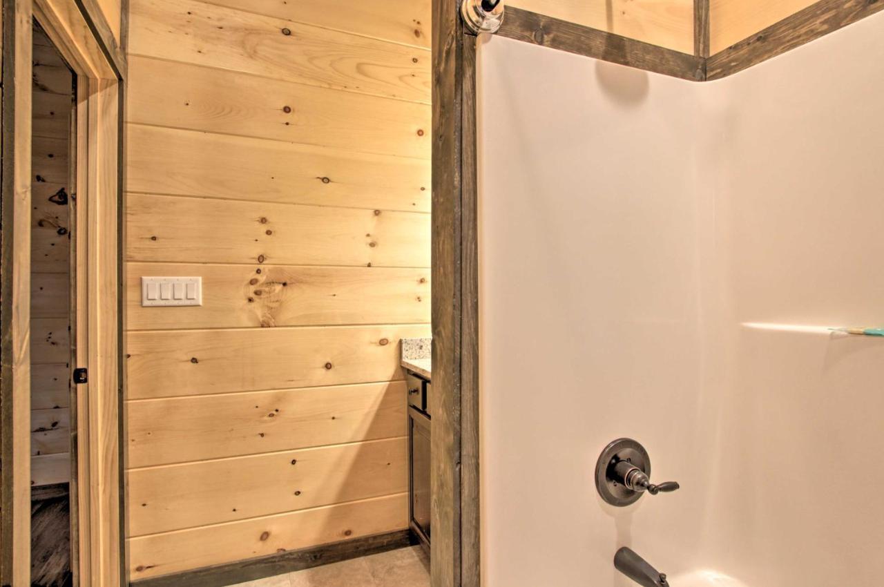 Luxe Cabin With Home Theater Less Than 2 Miles To Gatlinburg Bagian luar foto