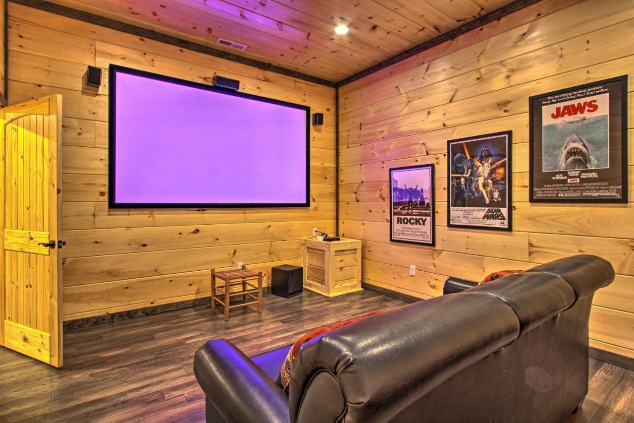 Luxe Cabin With Home Theater Less Than 2 Miles To Gatlinburg Bagian luar foto