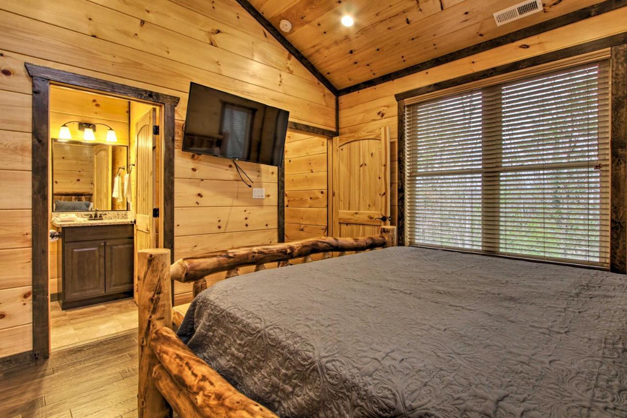Luxe Cabin With Home Theater Less Than 2 Miles To Gatlinburg Bagian luar foto