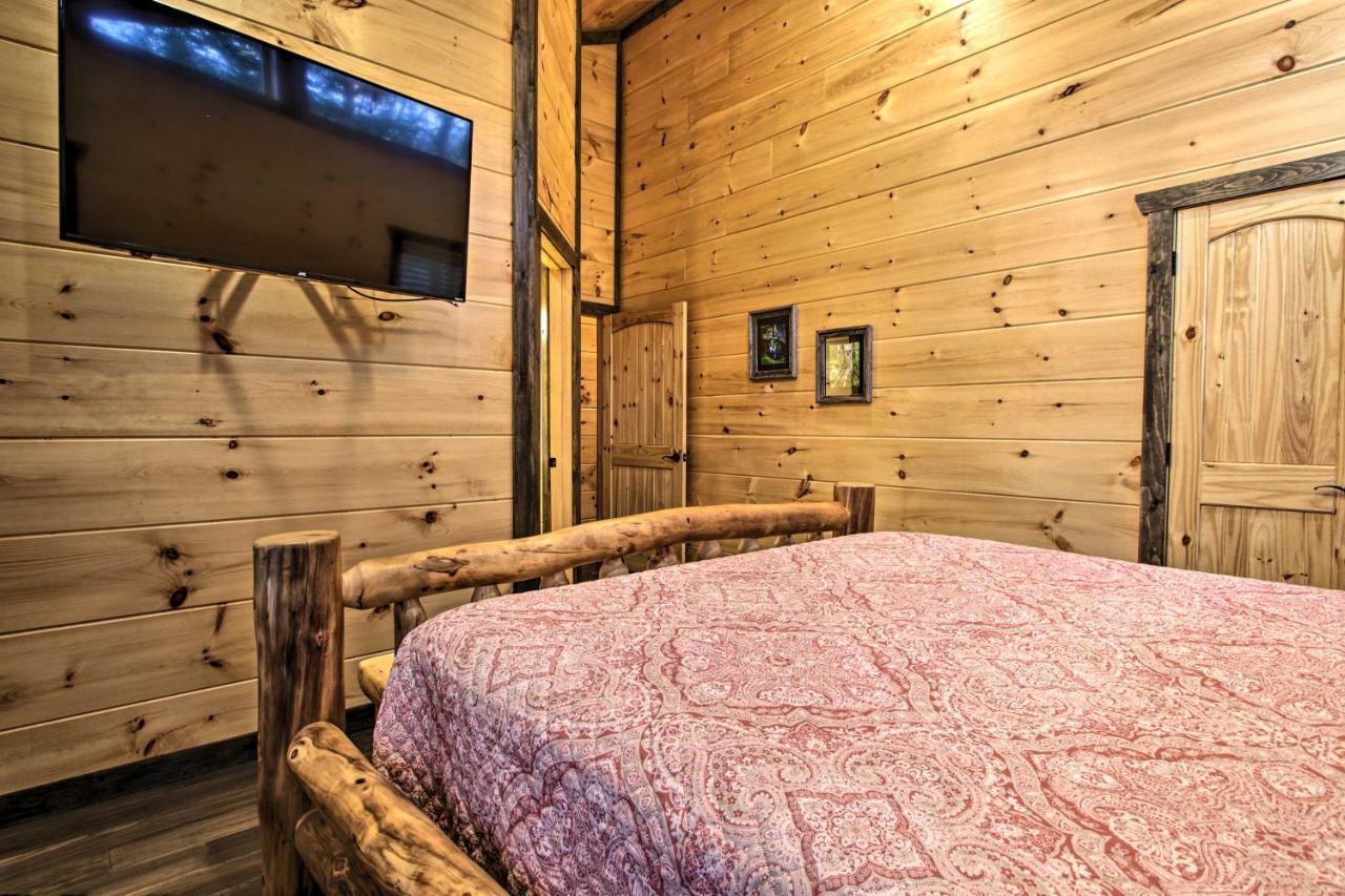 Luxe Cabin With Home Theater Less Than 2 Miles To Gatlinburg Bagian luar foto