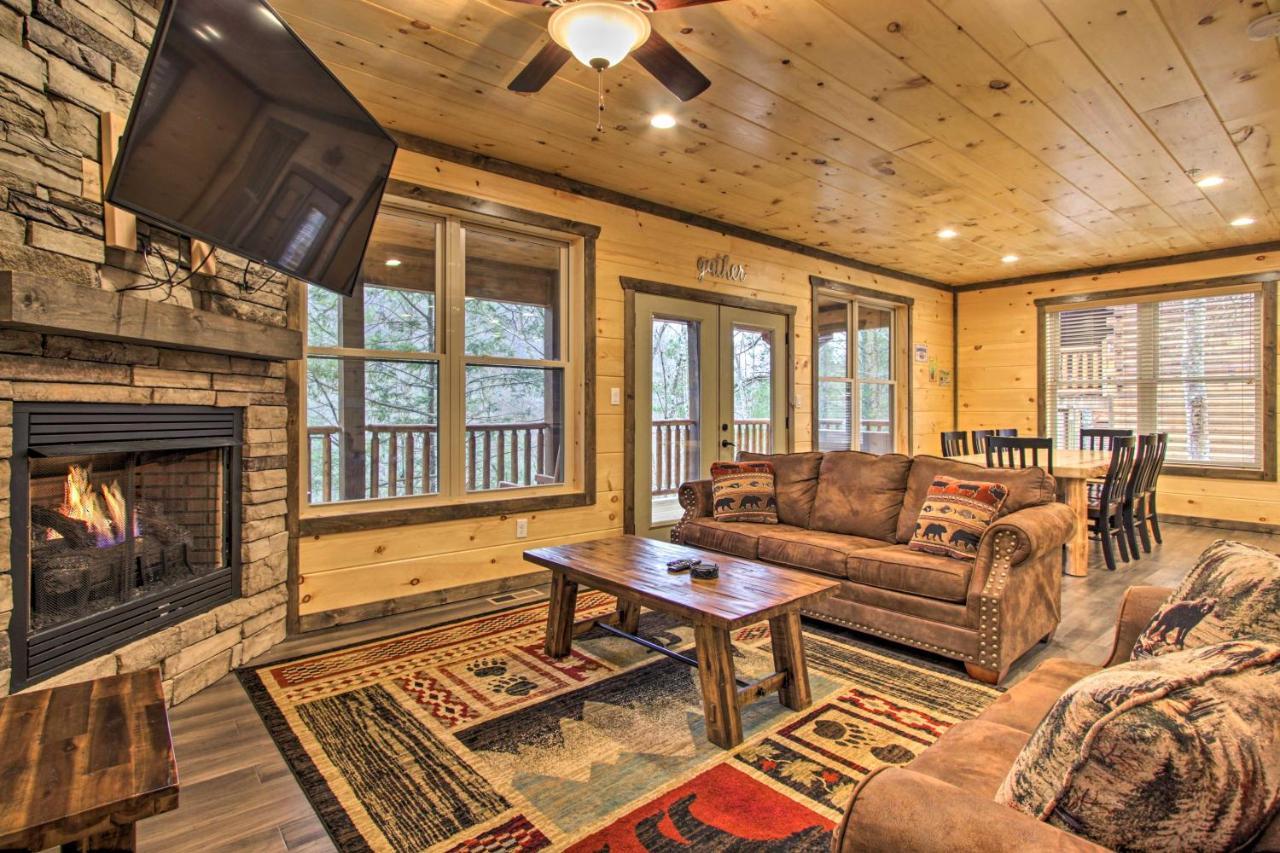 Luxe Cabin With Home Theater Less Than 2 Miles To Gatlinburg Bagian luar foto